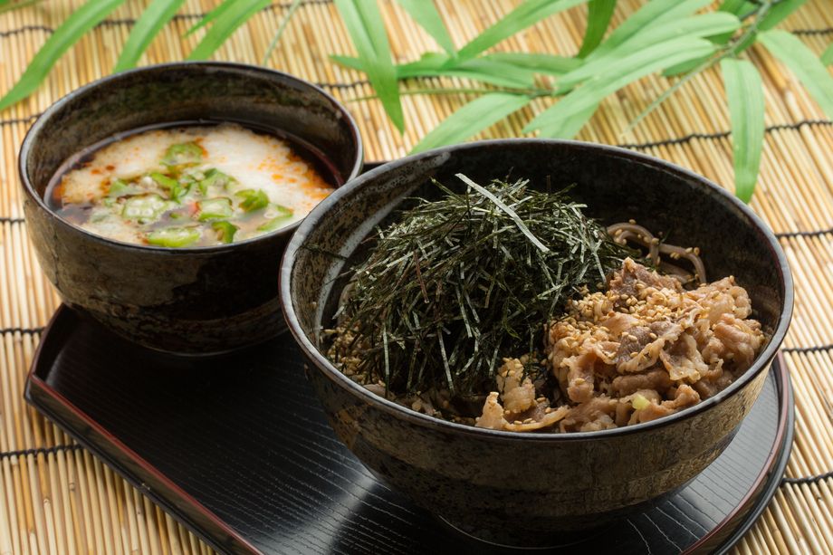 牛とろ蕎麦（９００円）