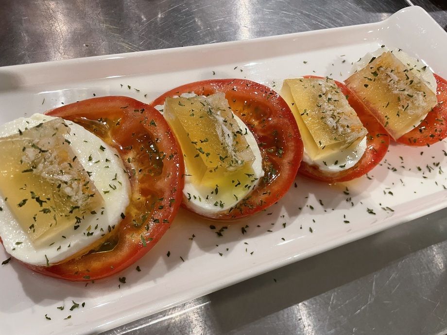 🍅トマトとモッツアレラ🧀カプレーゼ(カニの煮こごり乗せ‼️)（1350）