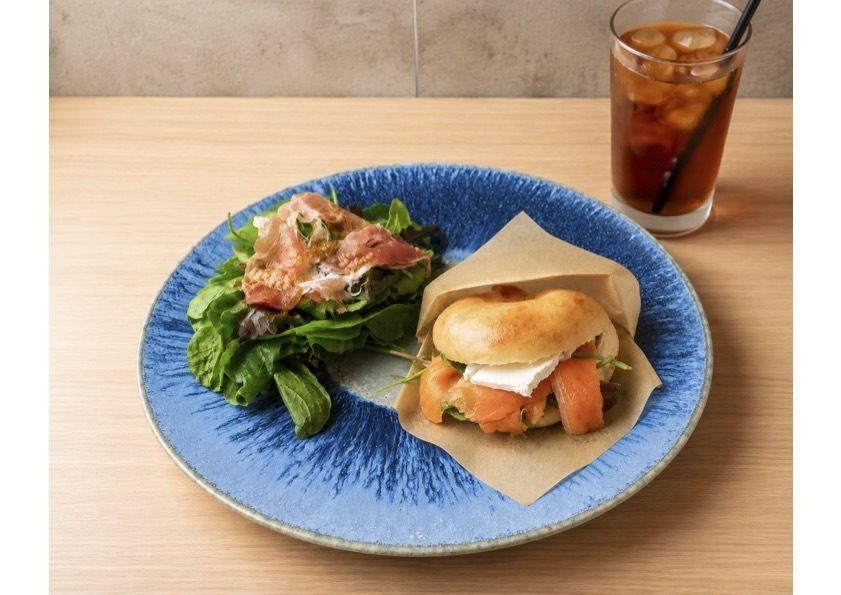 Special セット 1 ✨ スモークサーモン & クリームチーズ  米粉ベーグル サンドウィッチ・サラダ・選べるドリンク🍹（ジャスミンティー・ウーロン茶）