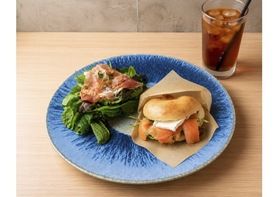 Special セット 1 ✨ スモークサーモン & クリームチーズ  米粉ベーグル サンドウィッチ・サラダ・選べるドリンク🍹（ジャスミンティー・ウーロン茶）