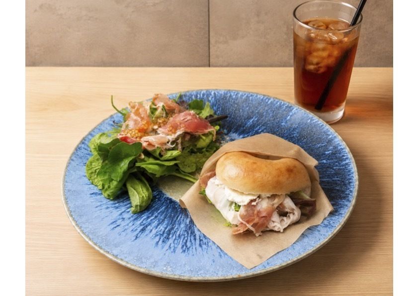 Special セット 2✨ 生ハム ＆ クリームチーズ  米粉ベーグルサンドウィッチ ・サラダ・選べるドリンク🍹（ジャスミンティー・ウーロン茶）