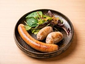 旨辛ジューシー！粗挽き 生チョリソー (生ウィンナー) ＆『島豚 KAZUGORO』ボッコンチーニ (生サルシッチャ）& サラダ🥗