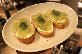 【マスカットフェア】季節のフルーツとクリームチーズのブルスケッタ