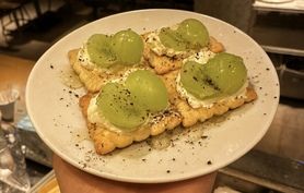 【マスカットフェア】季節フルーツのクリームチーズクラッカー