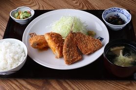 月見メンチとアジフライ定食