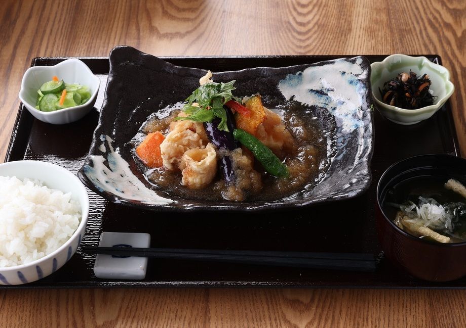 彩野菜と魚　揚げ豆腐の煮おろしがけ定食