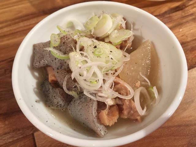 鶏皮煮込み（380円）