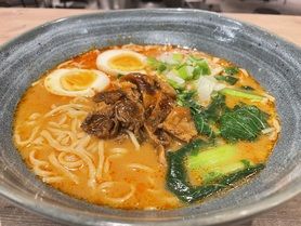 コク深い特製味噌だれ牛すじ麺