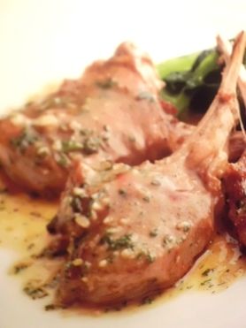 骨付き仔羊肉のグリエ～ナッツと蜂蜜でナッペして～