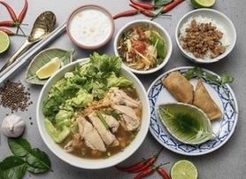 タイ風鶏肉入り米麺スープ　プレミアムセット　Kwui Tiew Gai Premium SET