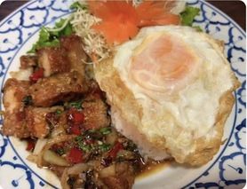 カオ ガパオ ムー クローブ Kao Gapao Mu Krob กะเพราหมูกรอบ
