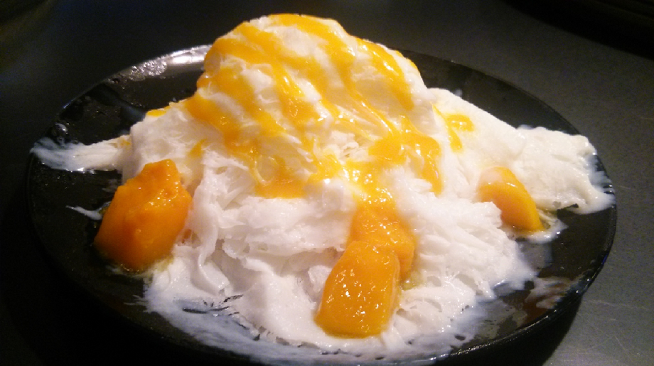 大人気！スノーアイス（季節のフルーツソース）（600円）