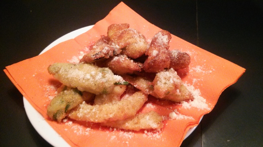 季節野菜のチーズフリット（890円）