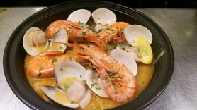 大きな海老とハマグリのシーフードタジン