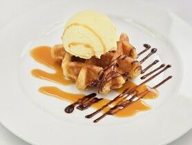 ベルギーワッフル　バニラアイス添え