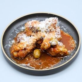 鶏肉とオリーブのビネガー煮込み　ペコリーノ・ロマーノ