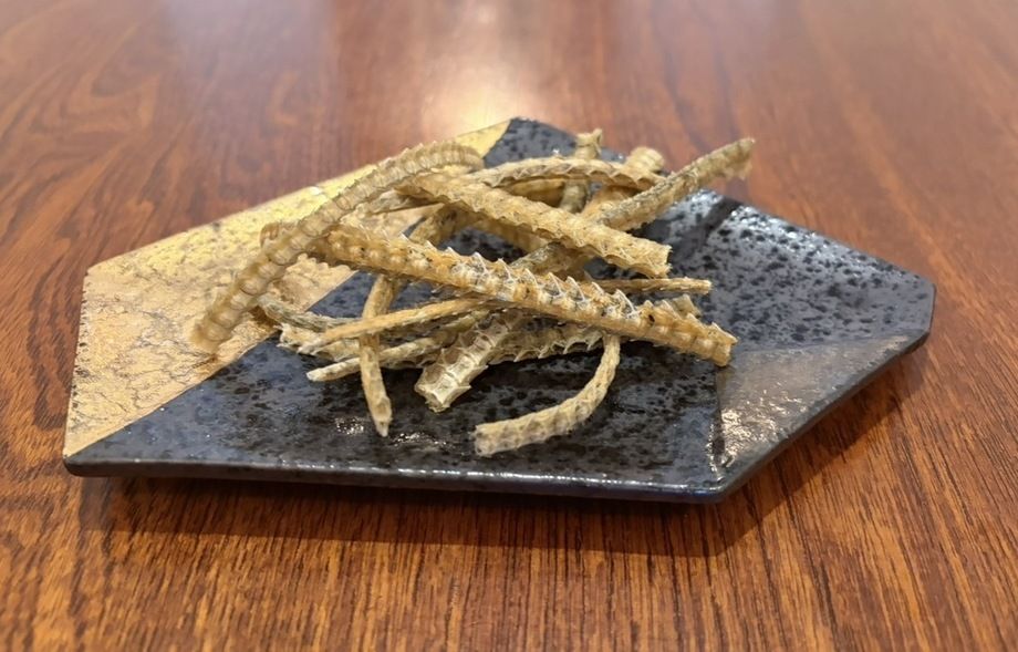 うなぎの骨せんべい -Deep fried eel bones-    