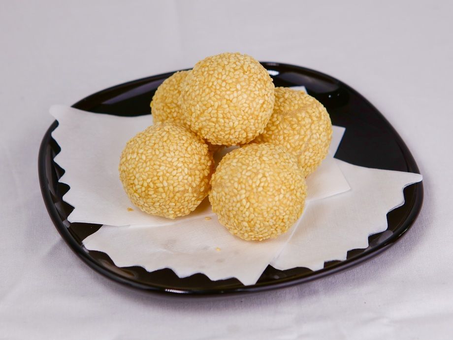 胡麻団子（3個390円／5個590円）