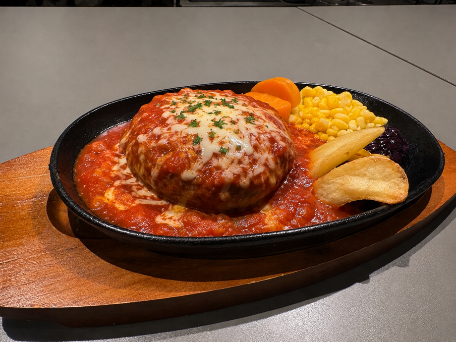 黒毛和牛入りジューシー手ごねハンバーグ（トマトソース）