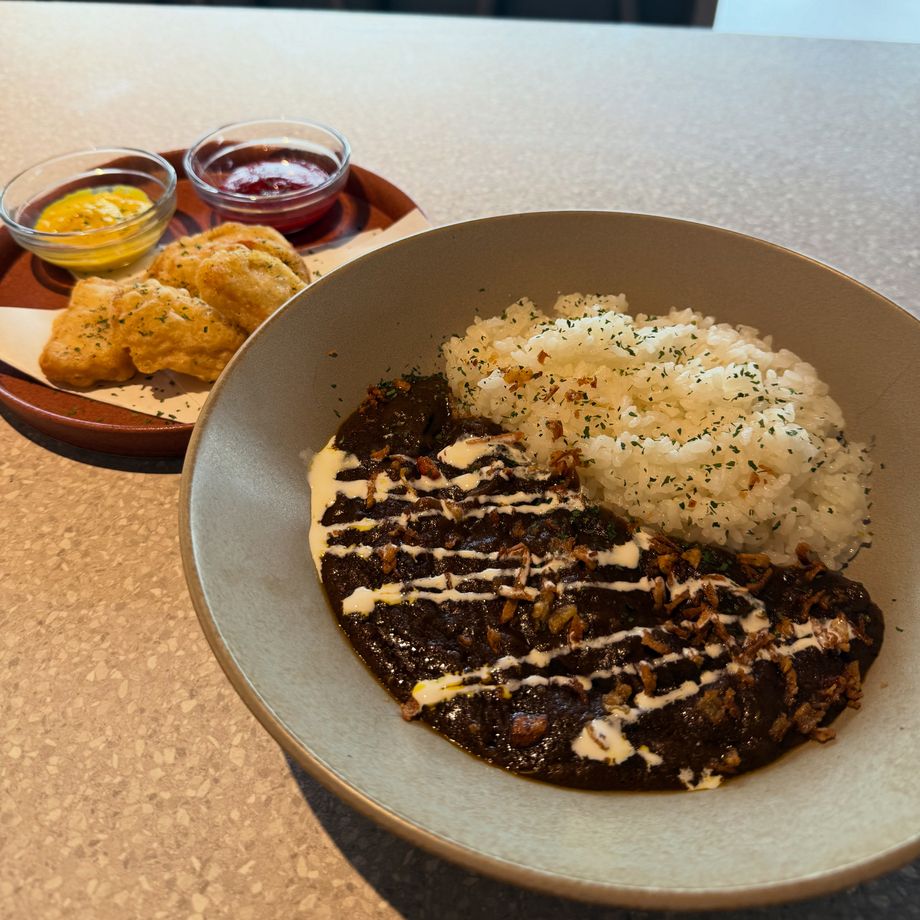 牛すじの旨味スパイシーカレー&自家製ナゲットコンビ