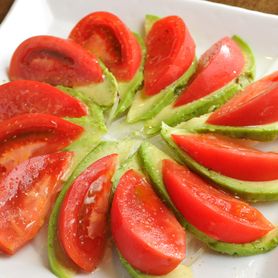 アボカドとトマトのサラダ