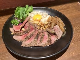赤身肉のステーキライス！
