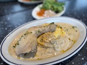オムライス&鶏モモ肉のポルチーニクリームソース　サラダ付