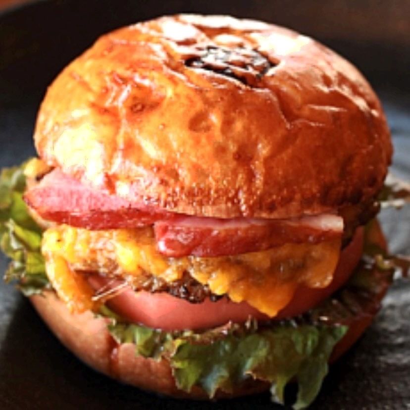 ハンバーガー（フライドポテト付き）