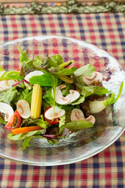 季節野菜のアボカドソースのサラダ