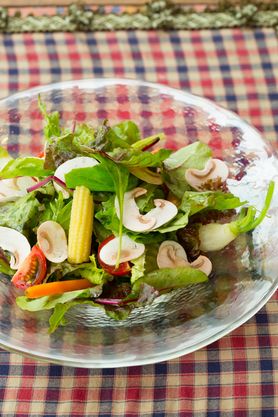 季節野菜のアボカドソースのサラダ