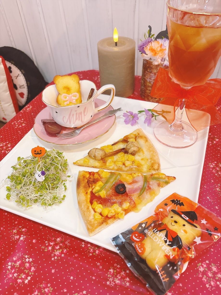 ハロウィン限定！クワイの和風ピザ＆MIXピザ　こぐまどれーぬ＆ドリンク付き（1890円（税込）店内撮影自由 ドリンク付き）