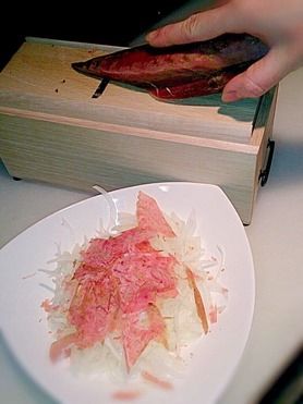 海の生ハム半生鰹節とオニオンスライスと温玉のサラダ