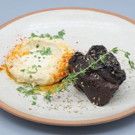 たっぷり自家製フムスディップとスパイスラム