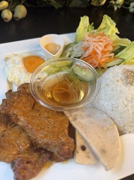 豚肉を焼いたものとご飯 プレート Cơm Sườn