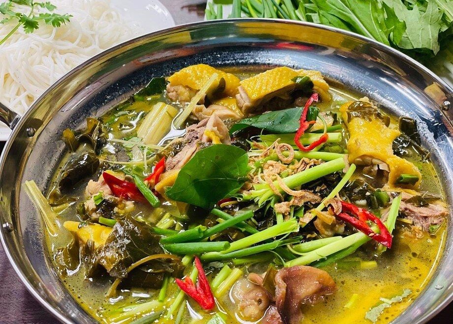 鶏鍋　(注文から提供まで30分) Lẩu Gà lá Giang