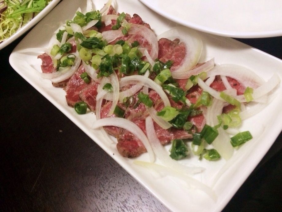 牛のタタキ（800円）