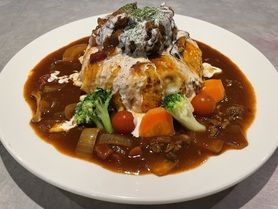 デカ盛り‼️自家製ハンバーグ乗せオムハヤシメガ‼️