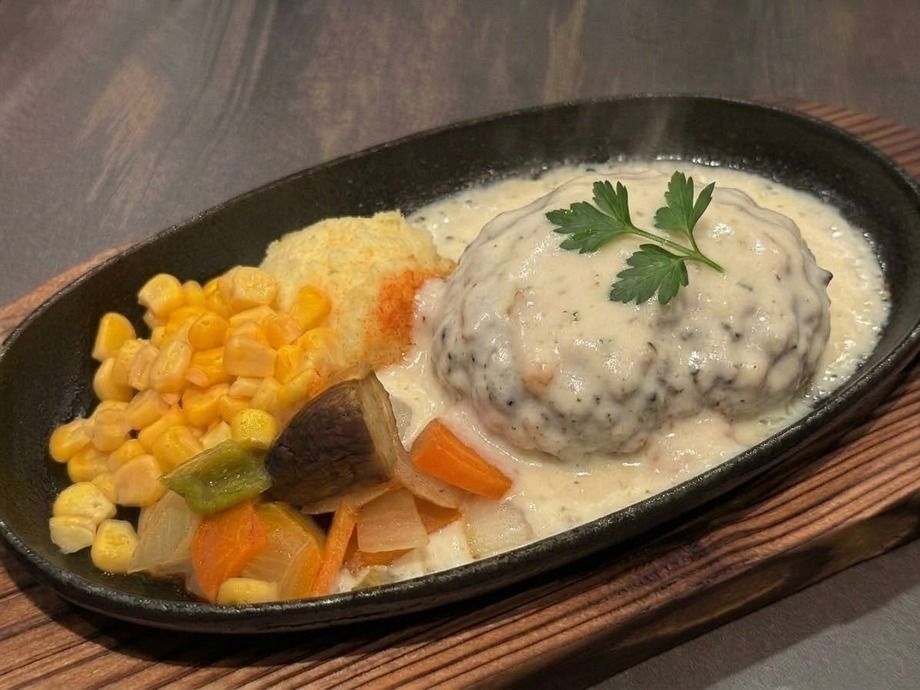 鉄板ハンバーグ〈ホワイトソース〉
