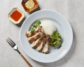 【香ばしい旨味】炭火焼きチキンカオマンガイ