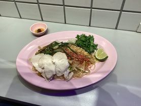 　｟本日のタイ定食》鶏と野菜のパッタイ