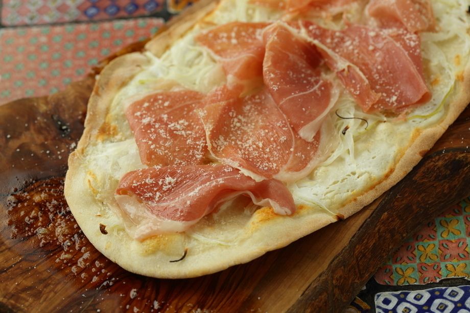 生ハムのタルトフランベ