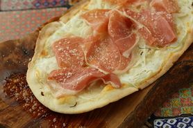 生ハムのタルトフランベ