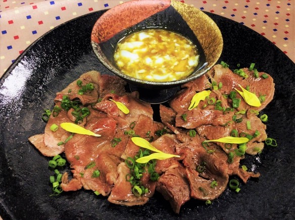 地下だけど入ったら雰囲気良くて料理人がしっかり食事を作ってお酒も