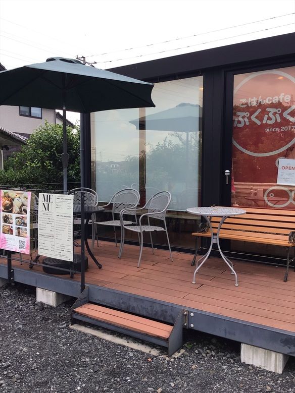 テラス席　あります。ペットと一緒にご利用出来ます。(夏は暑すぎるのでおすすめしません)