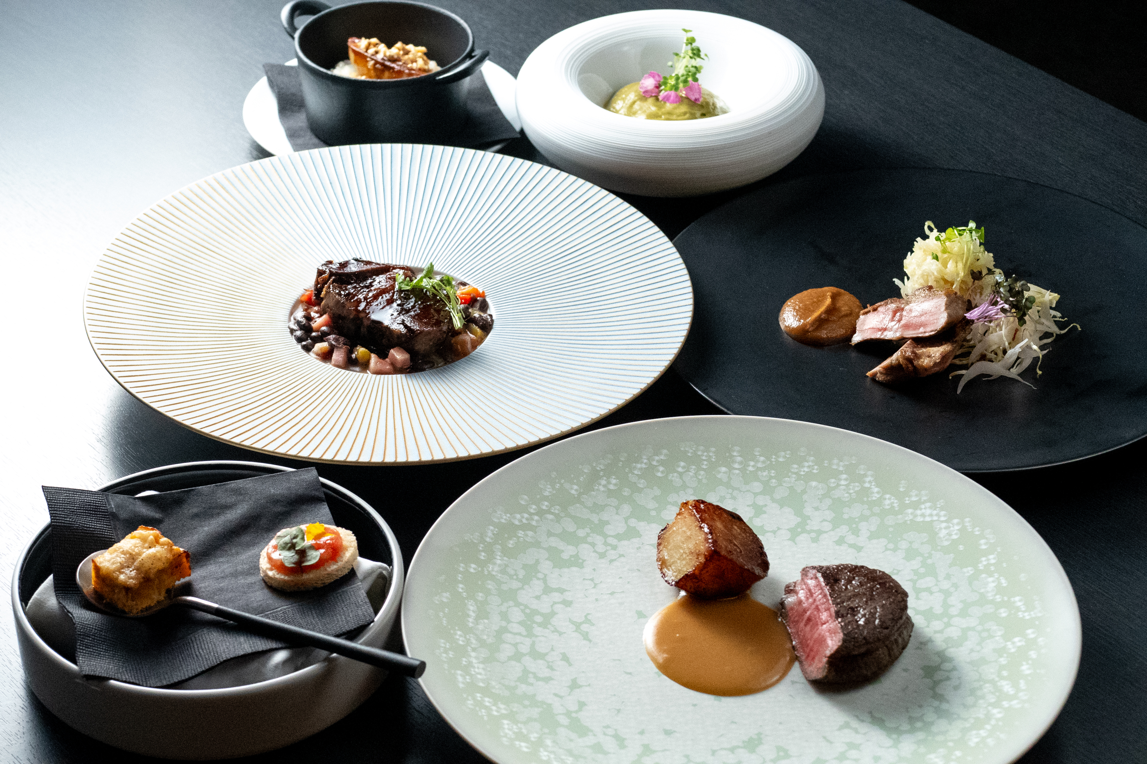 【肉×フレンチ】の低温調理をベースとした渋谷/代官山店ならではのフルコースをお楽しみください。