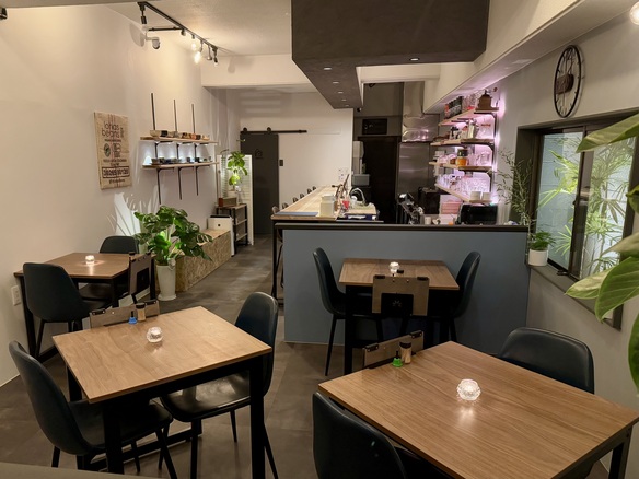 夜の店内