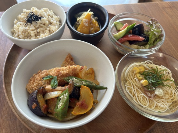 週替わり　7/25(金)-7/31(木) ○白身魚フライ 蒸し夏野菜カレー風味ラタトゥイユ ○三輪素麺の冷し出汁