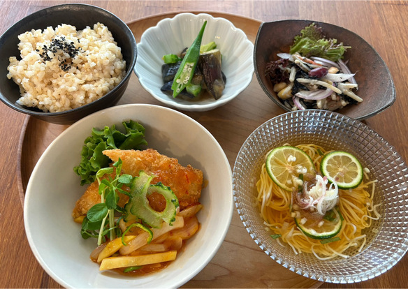 9/12(金)～9/12(木) 三輪素麺すだち出汁 サーモンフライ じゃが芋スイートチリソース 茄子甘味噌炒め 牛蒡と胡瓜ひじき豆サラダ 玄米ごはん ※白ごはんはお申しください＊