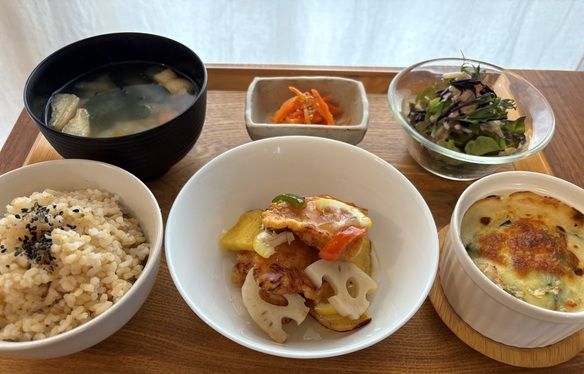 　1/9(金)～1/15(木) 『週替わり玄米定食』のお知らせです。  ○国産揚げ鶏と野菜のレモン餡（地元産レモン使用）他