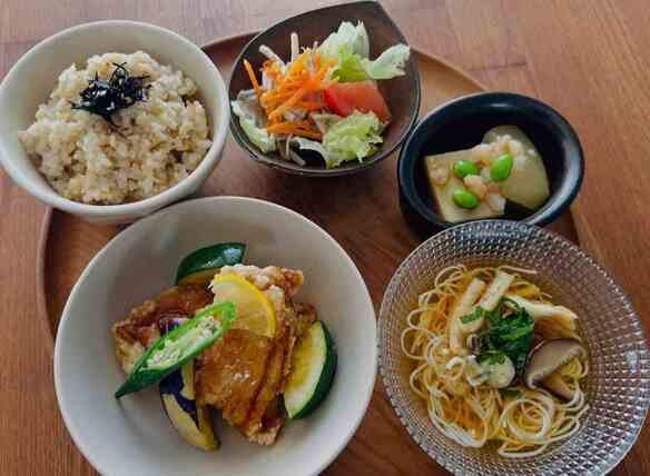 9/18 - 9/23　玄米定食 〇国産鶏もも唐揚げと季節野菜のレモン風味餡〇三輪素麺の冷やし素麺〇 冬瓜と高野豆腐煮物 〇ひじきと豆の胡麻サラダ 〇お漬物 〇玄米ごはん  ※白ごはんご希望の方は御申しください。